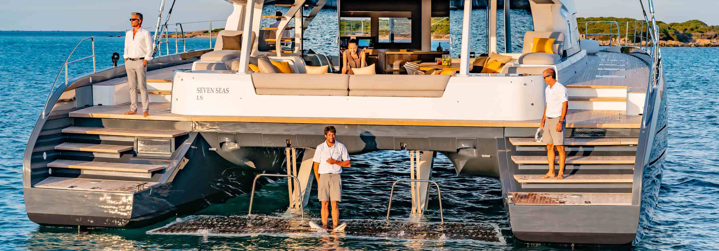 	Photo de l'arrière d'un catamaran Lagoon de luxe, avec un équipage et des passagers
